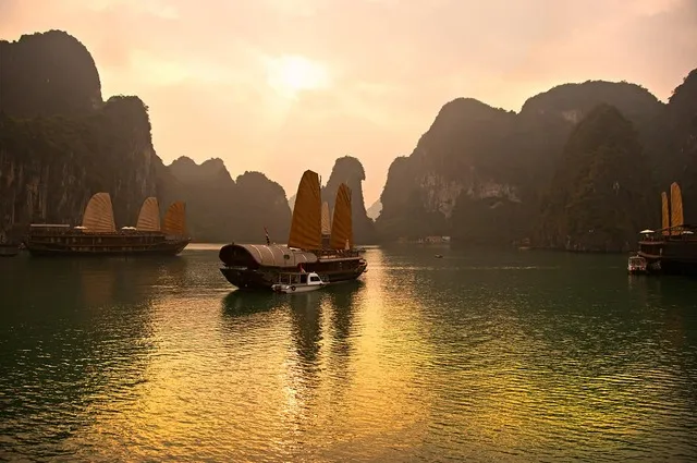 Halong Bay,Vietnã